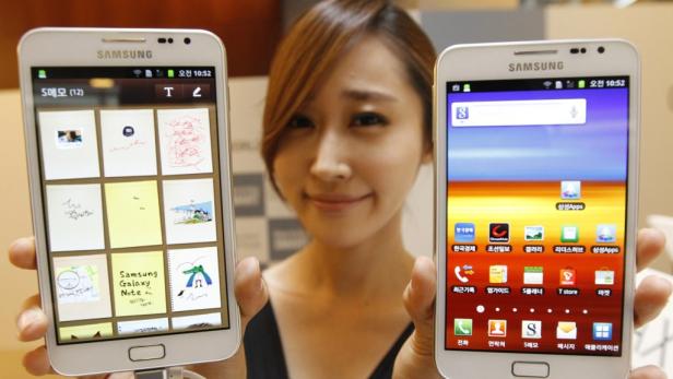 Smartphones mit Riesen-Displays Anfang des Jahres hielten einige noch 4-Zoll-Displays für überdimensioniert, doch schon kurz darauf läuteten Smartphones wie das Samsung Galaxy SII und HTC Sensation mit 4,3-Zoll-Bildschirmen den Größenwahn ein. Im September kam dann der Zoll-Overkill: 4,7 Zoll beim HTC Titan und mit 5,3 Zoll der bisherige Größen-Champion Samsung Galaxy Note. Dass die Riesen-Displays nicht einzelne Exoten sind, sondern zumindest noch 2012 fixer Bestandteil des Smartphone-Sortiments der Hersteller sein werden, zeigt das Google-Referenz-Handy Galaxy Nexus, das ebenfalls ein 4,65-Zoll großes Display hat.