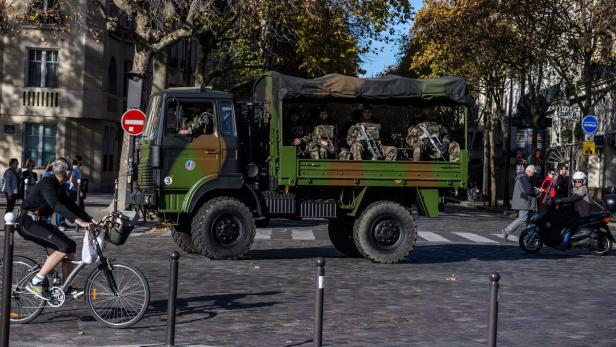 Französisches Militär in den Straßen von Paris