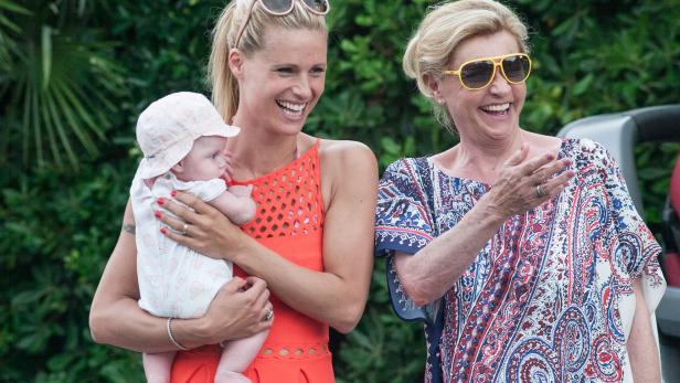 Eine schrecklich nette Familie: Nach Bildern, die Michelle Hunziker bei einem Streit mit Mann Tomaso Trussardi zeigten, gibt&#039;s nun herzige Fotos von Hunzikers Familienidylle. In Forte dei Marmi urlaubt sie mit ihrer Mutter Ineke (re.)