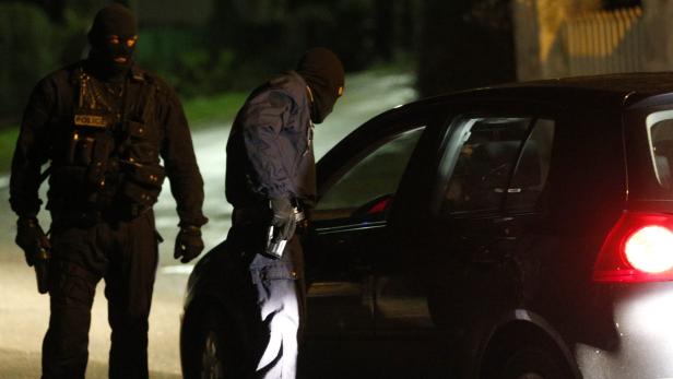 Die französische Polizei kontrolliert in den Abendstunden Fahrzeuge im Nordosten von Paris.