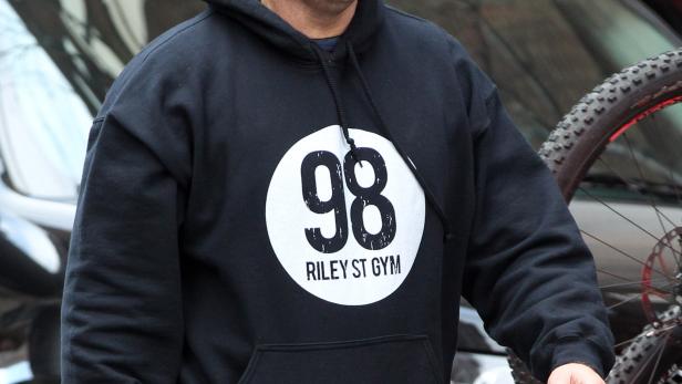 Russell Crowe trägt einen Hoodie mit dem Aufdruck „98 Riley St Gym“.