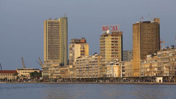 General view of the Angolan capital Luanda January 20, 2010. After 30 years of bitter civil war, the country is rebuilding it&#039;s infrastructure on the back of record oil exports and prices. REUTERS/Mike Hutchings (ANGOLA - Tags: CITYSCAPE)