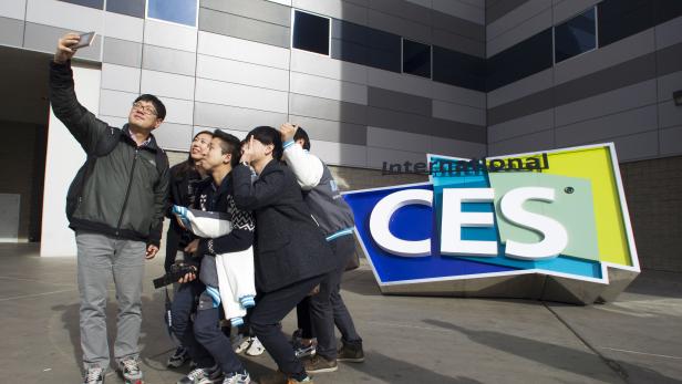 Studenten aus Südkorea fotografieren sich selbst auf der CES-Messe in Las Vegas.