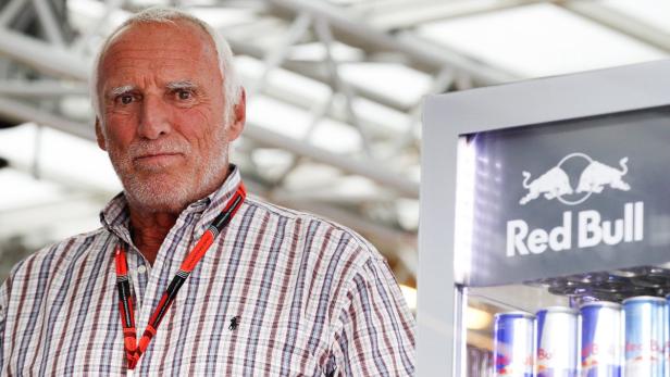 Christian Horner steht neben einem Kühlschrank mit Red Bull Dosen.