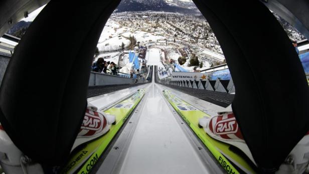 Blick aus der Perspektive eines Skispringers auf die Schanze und das verschneite Tal.