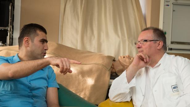 Auf Augenhöhe: Mohammad Fardin Sharifi und Michael Hüpfl im Wiener AKH