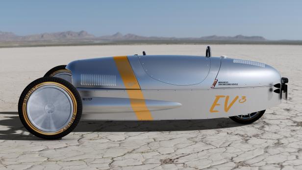 Der Morgan EV3, ein dreirädriges Elektrofahrzeug, steht in einer Wüstenlandschaft.
