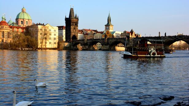 Die legendäre Karlsbrücke. Thomas Mann schrieb 1935 über Prag: „Ich bin froh, wieder einmal hier zu sein, in dieser Stadt, deren architektonischer Zauber fast einzigartig unter allen Städten der Welt ist.“