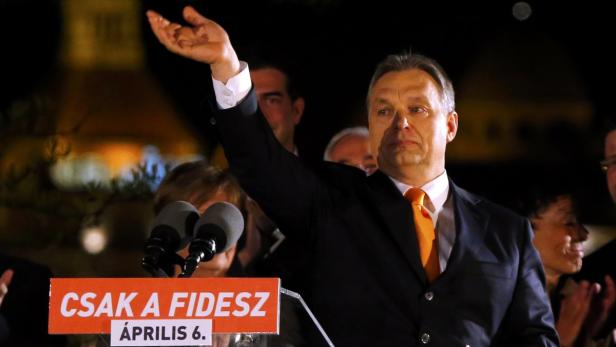 Ungarns Premier Viktor Orban ließ sich Sonntag Nacht von seinen Anhängern feiern. Der FIDESZ-Regierungschef holte abermals einen klaren Wahlsieg