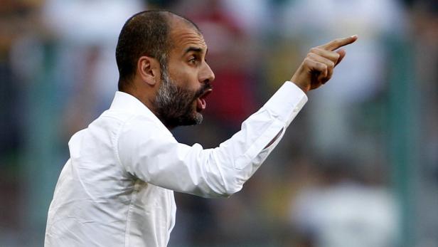 Pep Guardiola gestikuliert während eines Fußballspiels.
