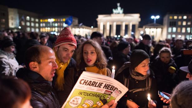 &quot;Je suis Charlie Hebdo&quot;: In aller Welt zeigt man sich solidarisch mit den Opfern. In Berlin wurde zur Großdemo vor die französische Botschaft am Brandenburger Tor gerufen.