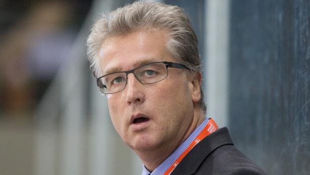 Ein Mann mit Brille und grauem Haar schaut aufmerksam zur Seite.