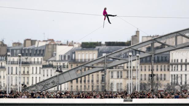 Paris in 25 Metern Höhe: Unter den Blicken zahlreicher Schaulustiger hat ein Hochseilakrobat am Sonntag so die Seine überquert.