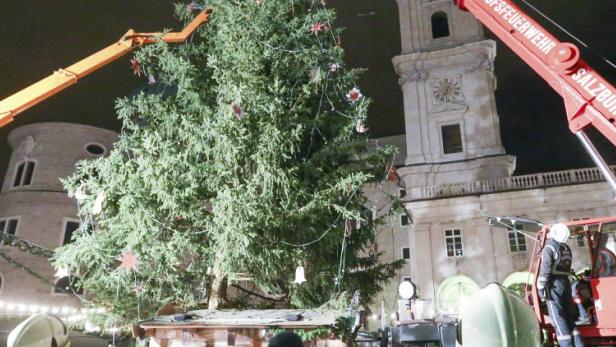 Der Christbaum am Residenzplatz in Salzburg musste abgetragen werden.