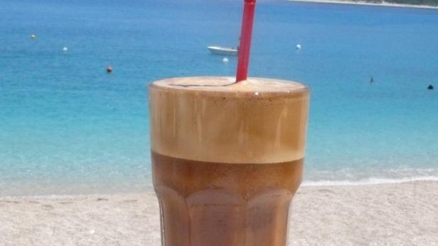 Café frappé - Griechenland Griechisches Instant-Kaffeepulver mit kaltem Wasser und Zucker shaken (Original mit &quot;Nescafé classic frappé&quot;), anschließend in ein Glas mit Eiswürfel gießen. Auf Wunsch auch mit Milch.
