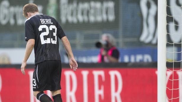 Ein Fußballspieler mit der Nummer 23 auf dem Rücken steht auf dem Spielfeld.