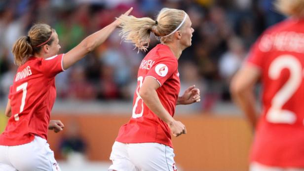 Norwegische Fußballspielerinnen jubeln während eines Spiels.