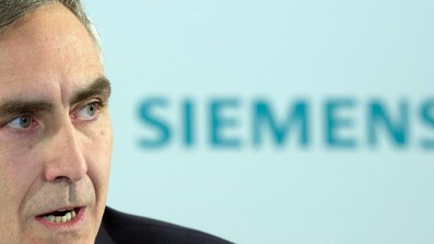 epa03551155 CEO of Siemens Peter Loescher talks during a press conference before the start of a shareholders&#039; meeting in Munich, Germany, 23 January 2013. EPA/Peter Kneffel