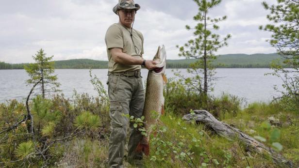REFILE - CORRECTING LOCATION AND ADDING BYLINE Russia&#039;s President Vladimir Putin poses for a picture as he fishes in the Krasnoyarsk territory in the Siberian Federal District July 20, 2013. Picture taken July 20, 2013. REUTERS/Alexei Nikolskyi/RIA Novosti/Kremlin (RUSSIA - Tags: POLITICS TPX IMAGES OF THE DAY) ATTENTION EDITORS - THIS IMAGE HAS BEEN SUPPLIED BY A THIRD PARTY. IT IS DISTRIBUTED, EXACTLY AS RECEIVED BY REUTERS, AS A SERVICE TO CLIENTS