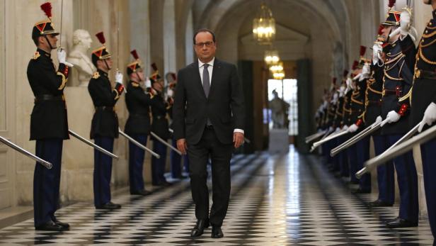 Präsident François Hollande demonstriert Entschlossenheit und ruft Europa zum Beistand.