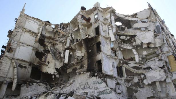 A general view shows damaged buildings in Aleppo&#039;s Bustan al-Basha district July 25, 2013. REUTERS/Muzaffar Salman (SYRIA - Tags: CONFLICT)