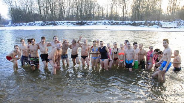 Wackere Badetruppe: Bei winterlichen Temperaturen stürzten sich 30 Teilnehmer ins wenige Grade kalte Ybbswasser
