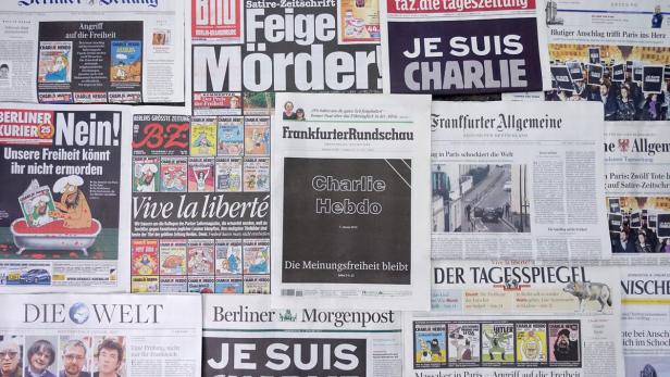 Tageszeitungen einen Tag nach dem Terroranschlag in Paris