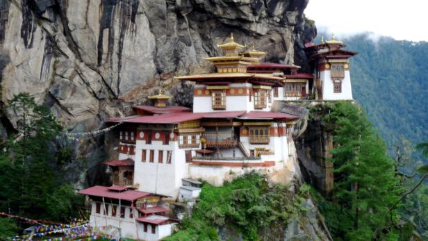 Das Tigernest-Kloster in Bhutan schmiegt sich an eine steile Felswand.