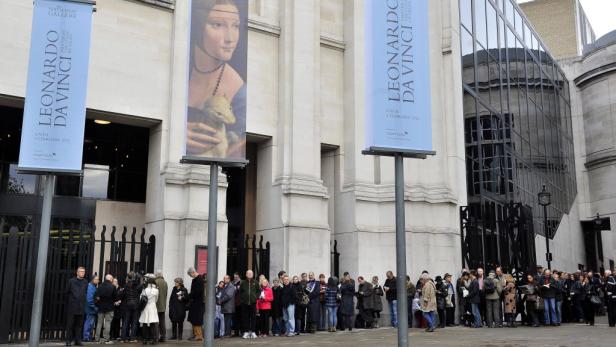 Menschen stehen Schlange vor der National Gallery in London für eine Leonardo da Vinci Ausstellung.