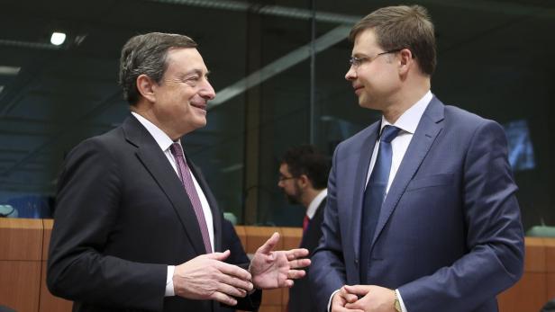 EZB-Präsident Mario Draghi und EU-Kommissar Valdis Dombrovskis (re)