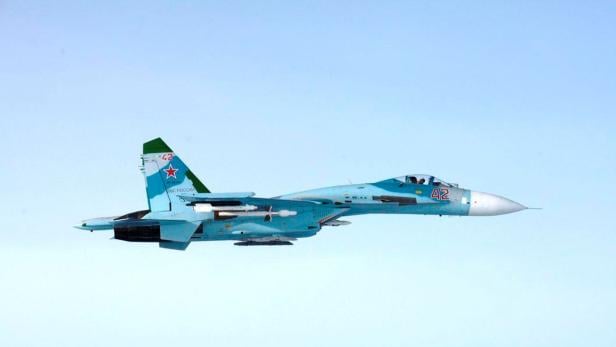 Ein blaues Kampfflugzeug vom Typ Suchoi Su-35 mit der Nummer 42 fliegt am Himmel.