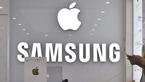 Ein Apple Store mit dem Samsung-Logo darüber und einer Apple-Einkaufstasche.