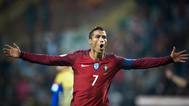 Cristiano Ronaldo jubelt mit ausgestreckten Armen im portugiesischen Nationaltrikot.