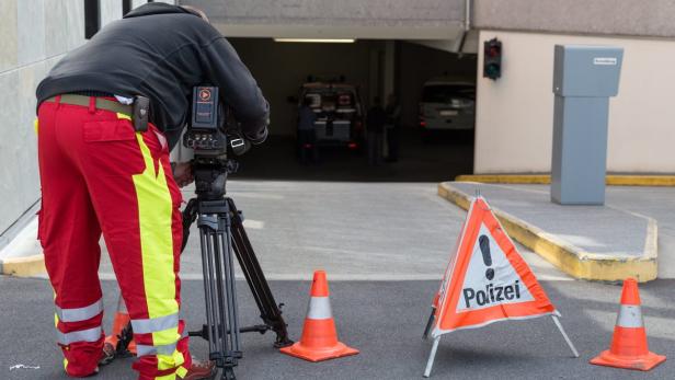 Ein Polizist am Tatort in Liechtenstein: Der 48-jährige Geschäftsführer der Bank Frick wurde in der Garage der Bank erschossen.