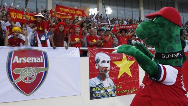 The Arsenal mascot greets soccer fans during their friendly soccer match with the Vietnam soccer team at My Dinh stadium in Hanoi July 17, 2013. REUTERS/Kham (VIETNAM - Tags: SPORT SOCCER)