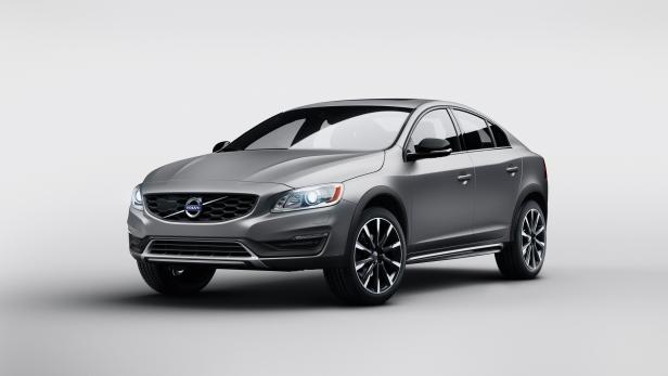 Ein grauer Volvo S60 Cross Country vor einem neutralen Hintergrund.
