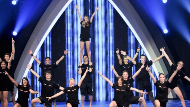 Akrobatiktruppe mit fliegender Nadine hat die "Große Chance"