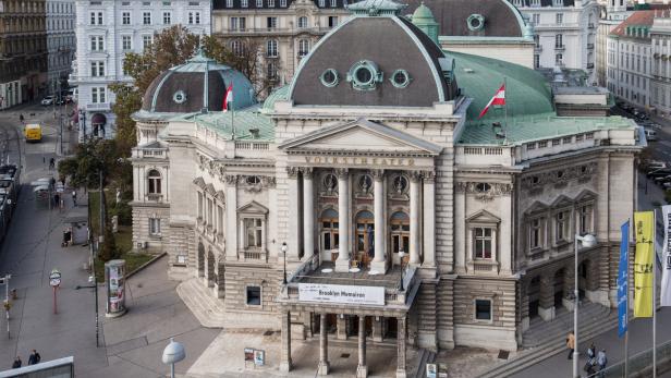 Auch das Volkstheater zerbröselt.