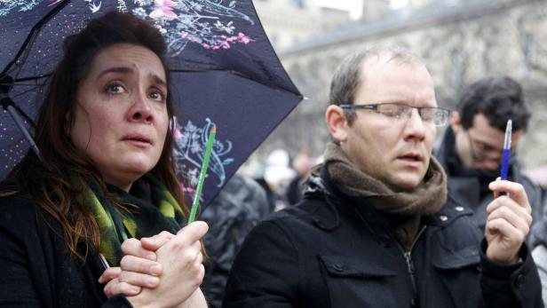Gedenkminute um zwölf Uhr: Menschen vor Notre Dame in Paris