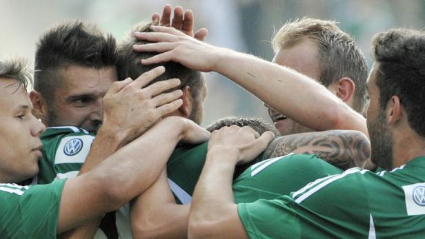 APA13891036 - 27072013 - WIEN - ÖSTERREICH: Rapids Spieler jubeln nach einem Tor während der Tipp3 - Bundesliga - Begegnung zwischen SK Rapid Wien und SC Wr. Neustadt am Samstag, 27. Juli 2013, in Wien. APA-FOTO: HANS PUNZ