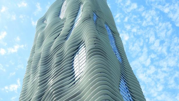 Das besondere Design der Fassade verleiht dem &quot;Aqua Tower&quot; in Chicago seinen Namen. Die wellenförmige Gestaltung erweckt den Eindruck, als wäre das 262 Meter hohe Gebäude, in dem ein Hotel und Wohnungen untergebracht sind, ständig in Bewegung.