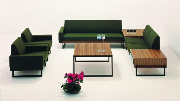 Olivgrüner Bezug, rechte Winkel und viel Holz: Die „Addiform“ von Rolf Benz repräsentierte den Stil der Sechziger. Sie ermöglichte erstmals, Sessel und Sofa frei zu kombinieren