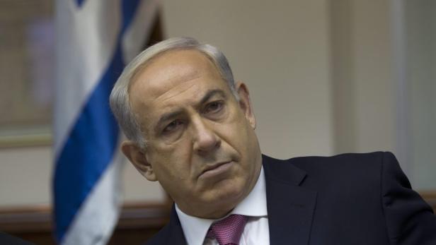 epa03804798 Israel&#039;s Prime Minister Benjamin Netanyahu attends the weekly cabinet meeting in Jerusalem July 28, 2013. During the meeting Netanyahu rightist cabinet to approve a divisive Israeli decision to release 104 Arab prisoners in order to restart peace talk with the Palestinians. EPA/RONEN ZVULUN