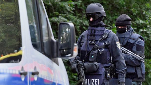 Schwer bewaffnete Polizisten sind in Chemnitz (Sachsen) vor Ort.