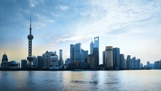 Die Skyline von Shanghai mit dem Oriental Pearl Tower im Vordergrund.
