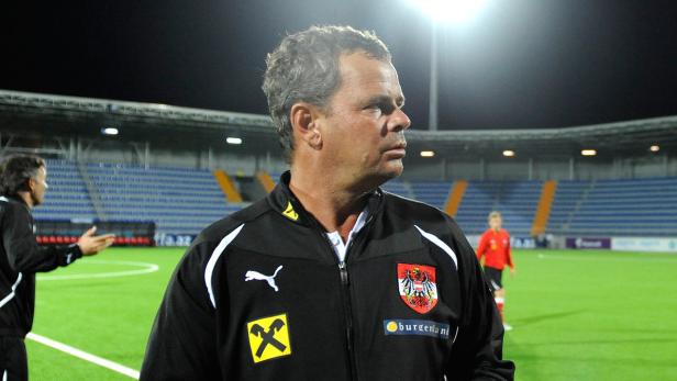 Der Trainer der österreichischen Fußballnationalmannschaft steht am Spielfeldrand.
