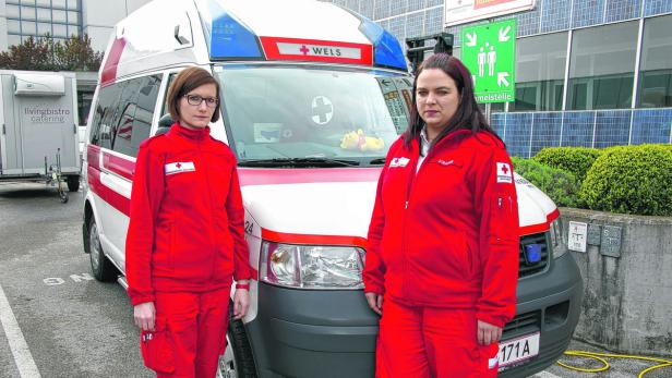 Verena Hochmeier (l.) und Bettina Strasser waren mit dem Rettungsfahrzeug unterwegs, als es mit Biergläsern beworfen und beschädigt wurde.