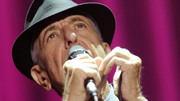 APA13893104 - 27072013 - WIEN - ÖSTEREICH: Der kanadische Sänger Leonard Cohen während eines Konzertes am Samstag, 27. Juli 2013 in Wien. +++ WIR WEISEN AUSDRÜCKLICH DARAUF HIN, DASS EINE VERWENDUNG DES BILDES AUS MEDIEN- UND/ODER URHEBERRECHTLICHEN GRÜNDEN AUSSCHLIESSLICH IM ZUSAMMENHANG MIT DEM ANGEFÜHRTEN ZWECK ERFOLGEN DARF +++ VERWENDUNG NUR EINMALIG GESTATTET +++ NO SALES +++ NO ARCHIVE +++ EDITORIAL USE ONLY +++ APA-FOTO: HERBERT P. OCZERET