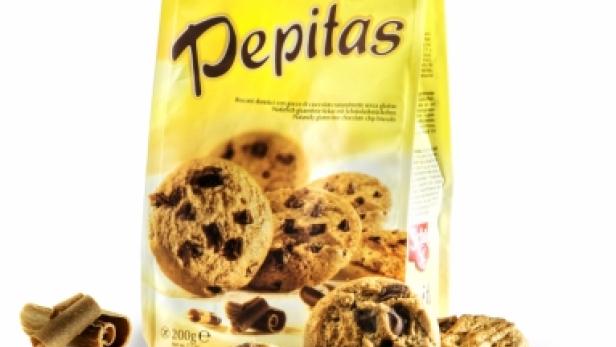 Eine Packung glutenfreie „Pepitas“-Schokoladenkekse von Schär mit einigen Keksen davor.