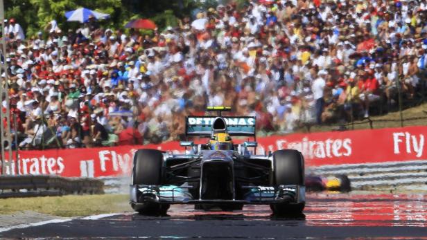 Mercedes Formula One driver Lewis Hamilton of Britain drives during the Hungarian F1 Grand Prix at the Hungaroring circuit in Mogyorod, near Budapest July 28, 2013. REUTERS/Bernadett Szabo (HUNGARY - Tags: SPORT MOTORSPORT F1)